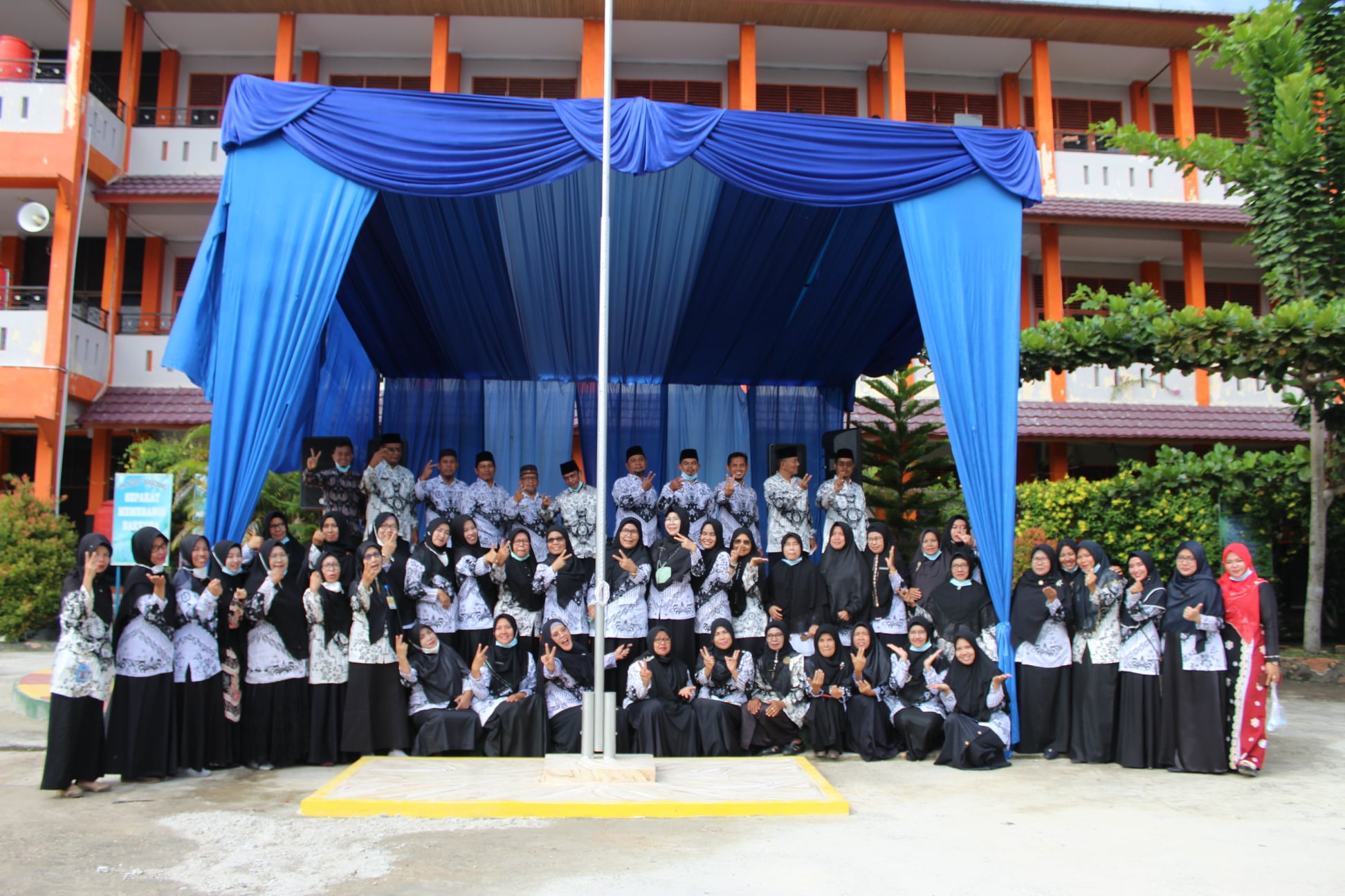 Upacara HUT PGRI Ke-76